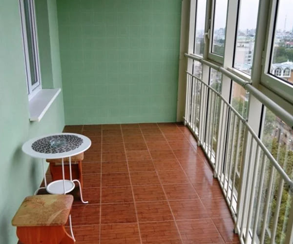 Кварцвиниловая плитка на балконе: стильная зона отдыха