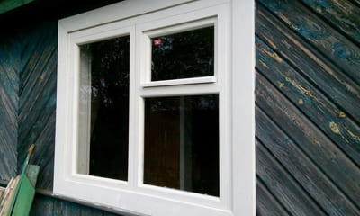 Пластиковые окна с форточкой для деревянного дома