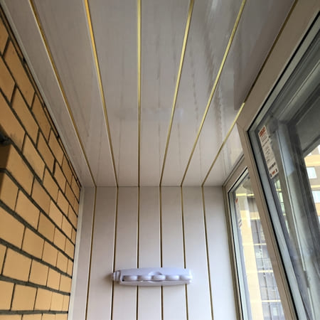 Пластиковый потолок на балконе