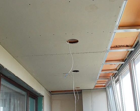 Потолок из гипсокартона на балконе
