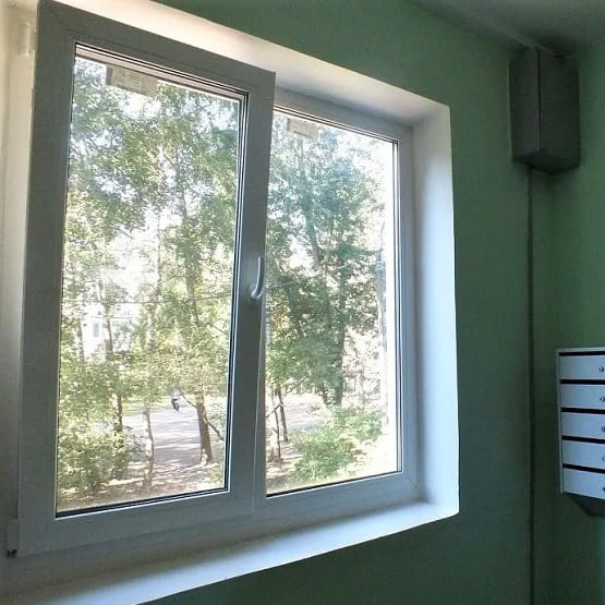 Пластиковые окна для установки в подъездах многоквартирных домов, их  преимущества и особенности выбора