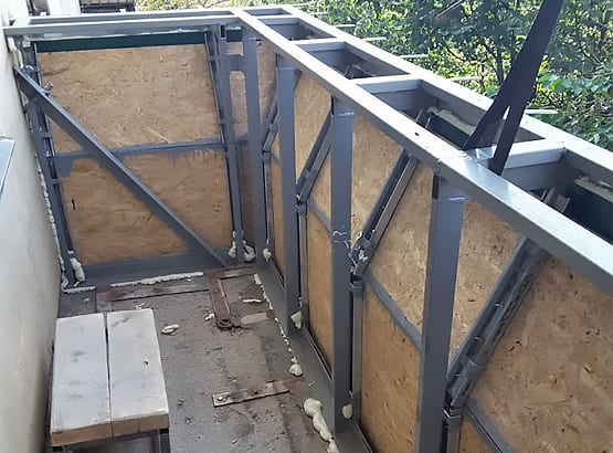 Монтаж остекления балкона с выносом