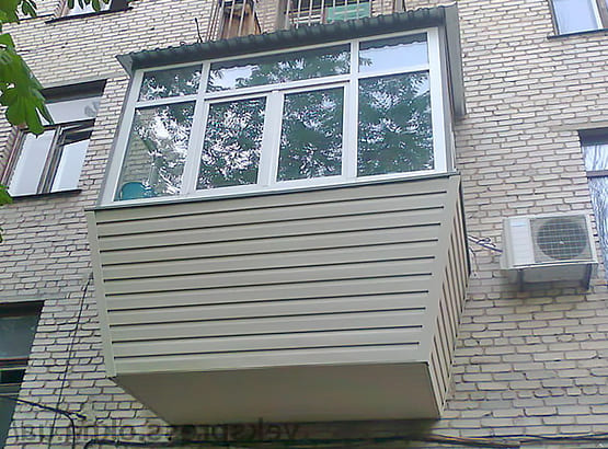 Теплое остекление балкона с выносом