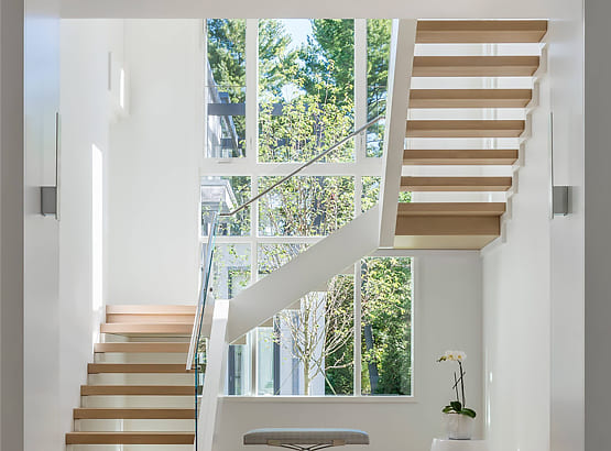 Окна на лестнице в частном доме