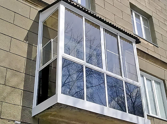 Панорамное остекление балкона с крышей