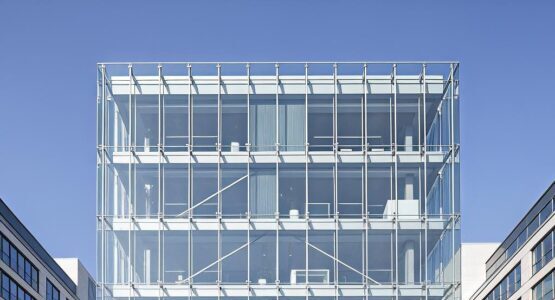 Полуструктурное фасадное остекление